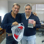 ottobre 2007 - Buenos Aires - Luca consegna al presidente del River Plate il libro su Renato Cesarini